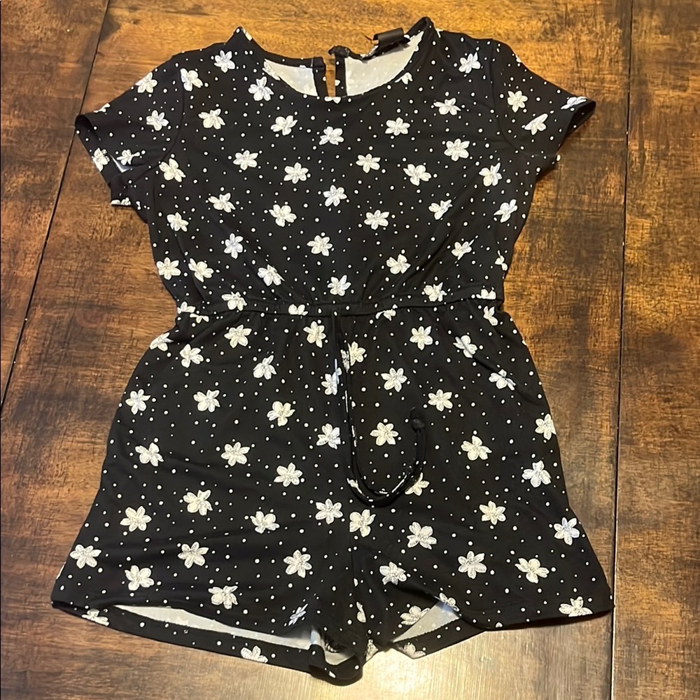 💕3/25 -20% bundle of 3💕Rebel Sugar Black and White Bow Print Romper